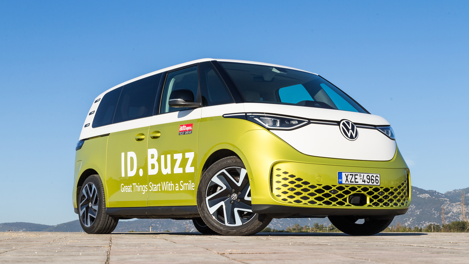 VW ID.Buzz: Κοιτάει στο μέλλον αναπολώντας το παρελθόν